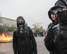 Liceenii din Franța continuă violențele și fac apel la mobilizare națională: Peste 1.700 de arestări și numeroase școli distruse complet Liceenii din Franța continuă violențele și fac apel la mobilizare națională: Peste 1.700 de arestări și numeroase școli distruse complet