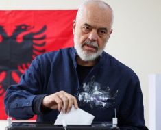 Proteste violente în Albania pentru demiterea premierului. Sute de protestatari au ajuns în arest Proteste violente în Albania pentru demiterea premierului. Sute de protestatari au ajuns în arest