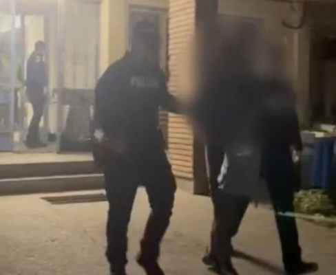 Furturi în lanț, la Constanța: un bărbat a fost arestat preventiv, după ce a sustras mai multe bunuri. Video Furturi în lanț, la Constanța: un bărbat a fost arestat preventiv, după ce a sustras mai multe bunuri. Video