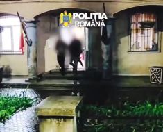 Un bărbat din Medgidia a fost reținut, după ce ar fi sustras mai multe bunuri de valoare din două imobile. Video