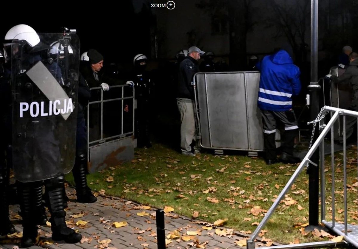 Lovitura constitutionala in desfasurare in Polonia! Tribunalul Constitutional din Varsovia a fost luat cu asalt dupa o alerta de securitate. Video Lovitura constitutionala in desfasurare in Polonia! Tribunalul Constitutional din Varsovia a fost luat cu asalt dupa o alerta de securitate. Video