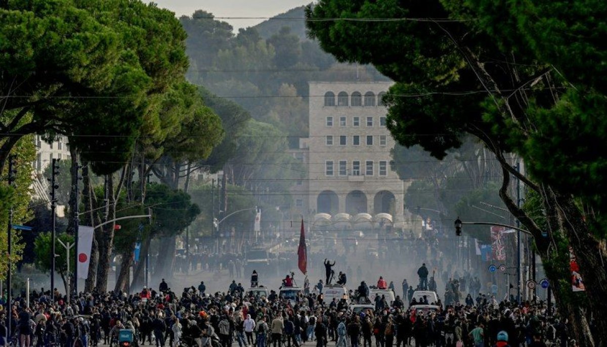 Violente in Albania: Protestatarii au provocat incendii in fata sediului premierului Edi Rama Violente in Albania: Protestatarii au provocat incendii in fata sediului premierului Edi Rama