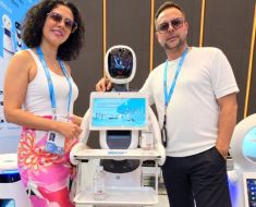 Ospitalitate fără sentimente. Imperio Hotel din Cernavodă a adus din China un angajat robotizat care promite că nu va cere niciodată concediu