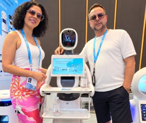 Ospitalitate fără sentimente. Imperio Hotel din Cernavodă a adus din China un angajat robotizat care promite că nu va cere niciodată concediu