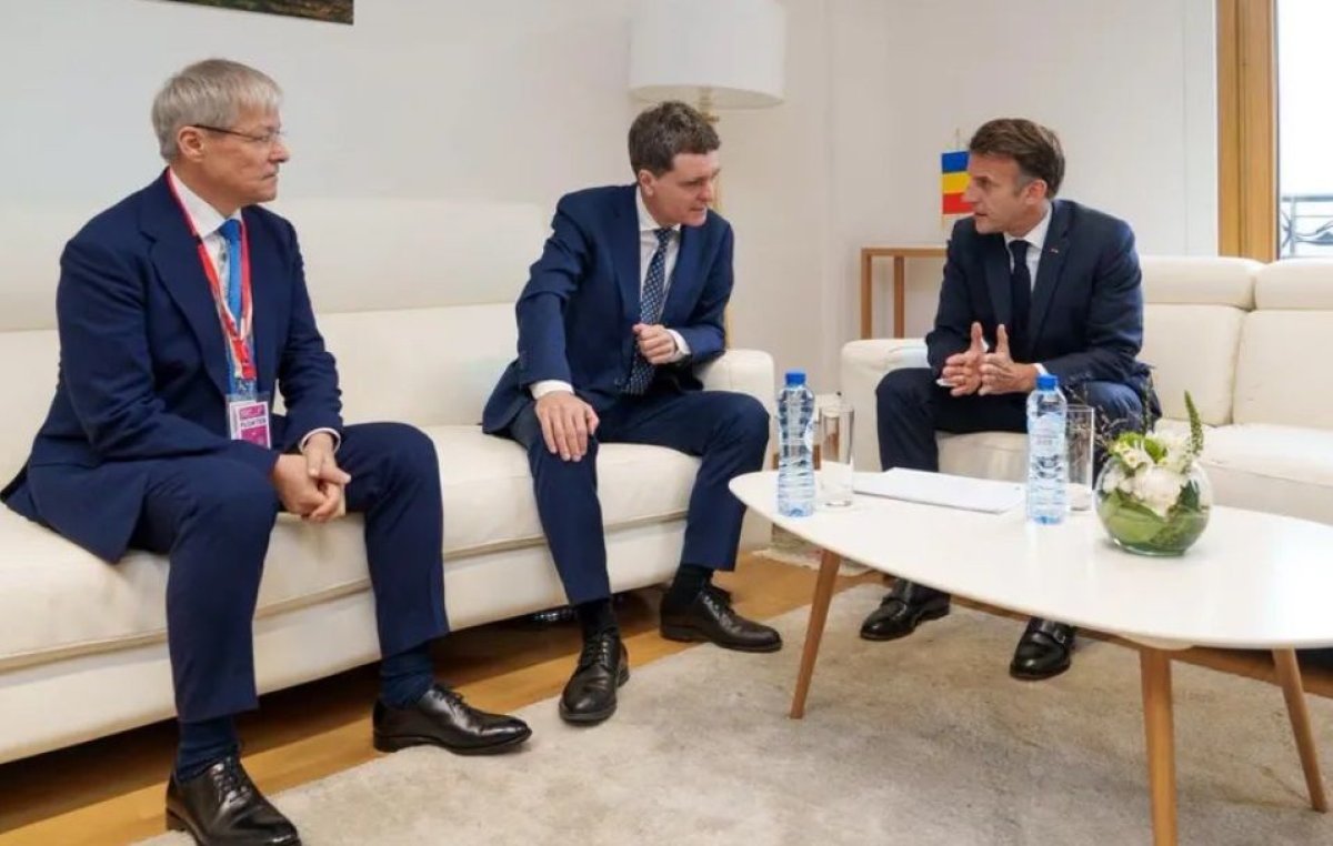 Dacian Ciolos, eliminat din fotografia oficiala postata de Nicusor Dan dupa intalnirea cu Emmanuel Macron Dacian Ciolos, eliminat din fotografia oficiala postata de Nicusor Dan dupa intalnirea cu Emmanuel Macron