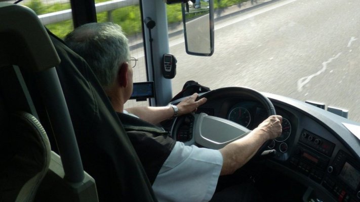 Scandal în Autogară! Un șofer de microbuz a fost bătut de un pasager pe care l-a trezit la destinație