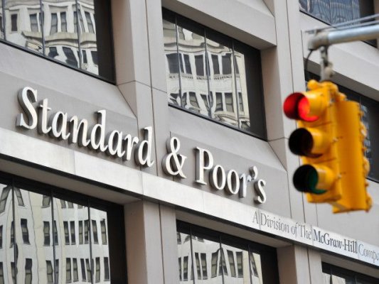 România scapă de „junk“! Agenția S&P a reconfirmat ratingul suveran al țării la „BBB-“, cu perspectivă negativă