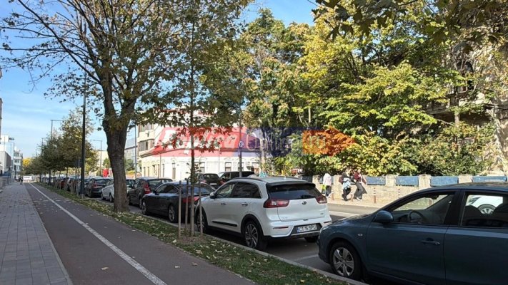 Ultimele zile de „parcare la liber“ pe partea stângă de pe strada Mircea cel Bătrân! Vor fi montate noile indicatoare rutiere care vor interzice oprirea. Video