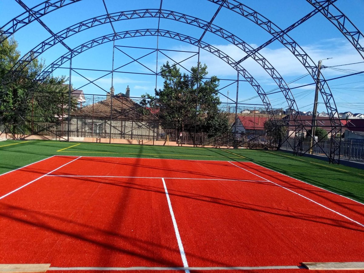 Investitie in sanatatea comunitatii: Noul teren de sport cu balon tensiostatic de la Valu lui Traian este aproape finalizat Investitie in sanatatea comunitatii: Noul teren de sport cu balon tensiostatic de la Valu lui Traian este aproape finalizat