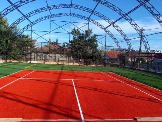 Investiție în sănătatea comunității: Noul teren de sport cu balon tensiostatic de la Valu lui Traian este aproape finalizat