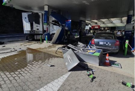 Pericol de explozie intr-o benzinarie de pe Valea Oltului: un TIR a distrus o pompa de alimentare. Video