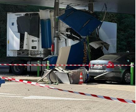 Pericol de explozie intr-o benzinarie de pe Valea Oltului: un TIR a distrus o pompa de alimentare. Video