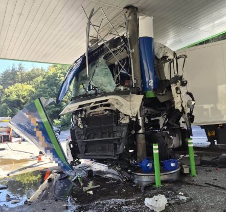 Pericol de explozie intr-o benzinarie de pe Valea Oltului: un TIR a distrus o pompa de alimentare. Video
