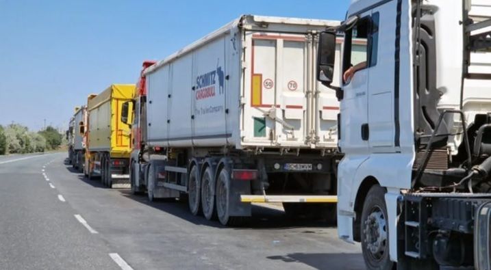 Parcarile pentru TIR-uri din Portul Constanta, o poveste fara sfarsit. Multa hartogaraie si prea putin asfalt Parcarile pentru TIR-uri din Portul Constanta, o poveste fara sfarsit. Multa hartogaraie si prea putin asfalt