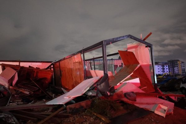 O tornadă a făcut prăpăd în Antalya - Patru persoane au murit. Video