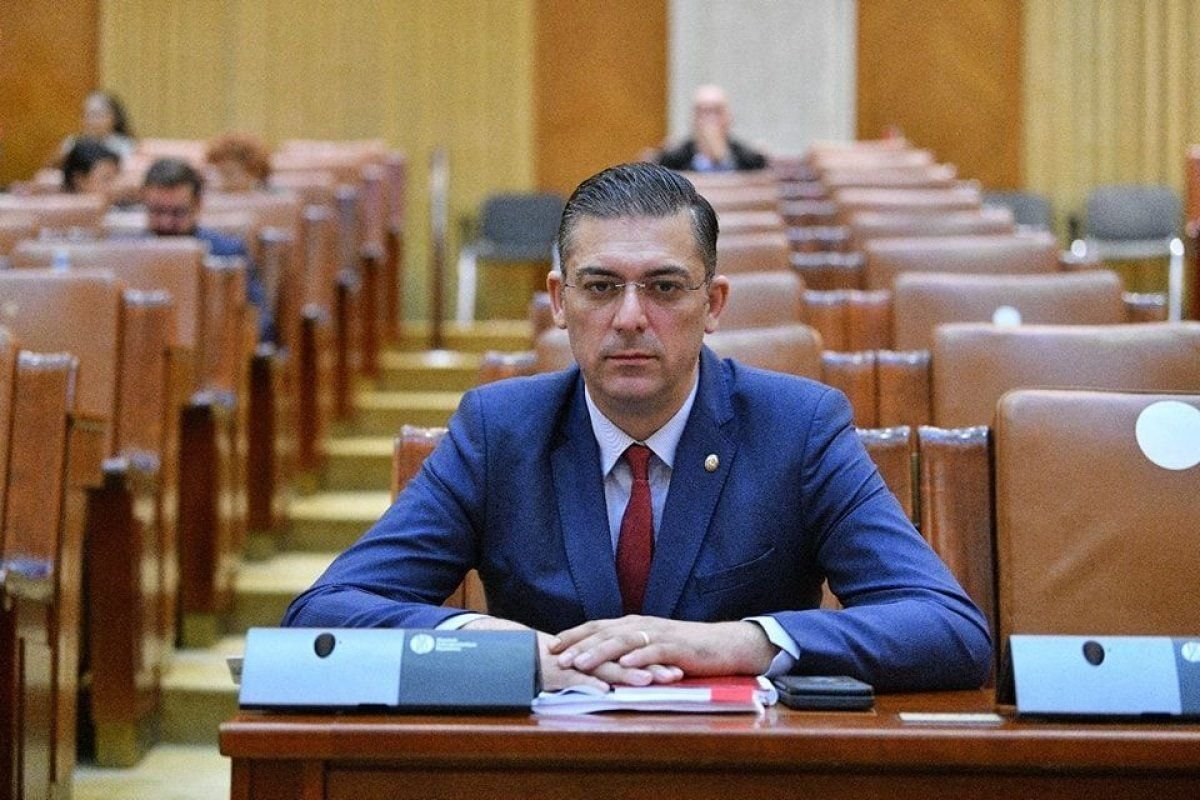 Ion Dumitrache face ce stie el mai bine. Trage sforile ca sa-si puna fata, pe Cristina Dumitrache, in functia de prefect al Constantei Ion Dumitrache face ce stie el mai bine. Trage sforile ca sa-si puna fata, pe Cristina Dumitrache, in functia de prefect al Constantei