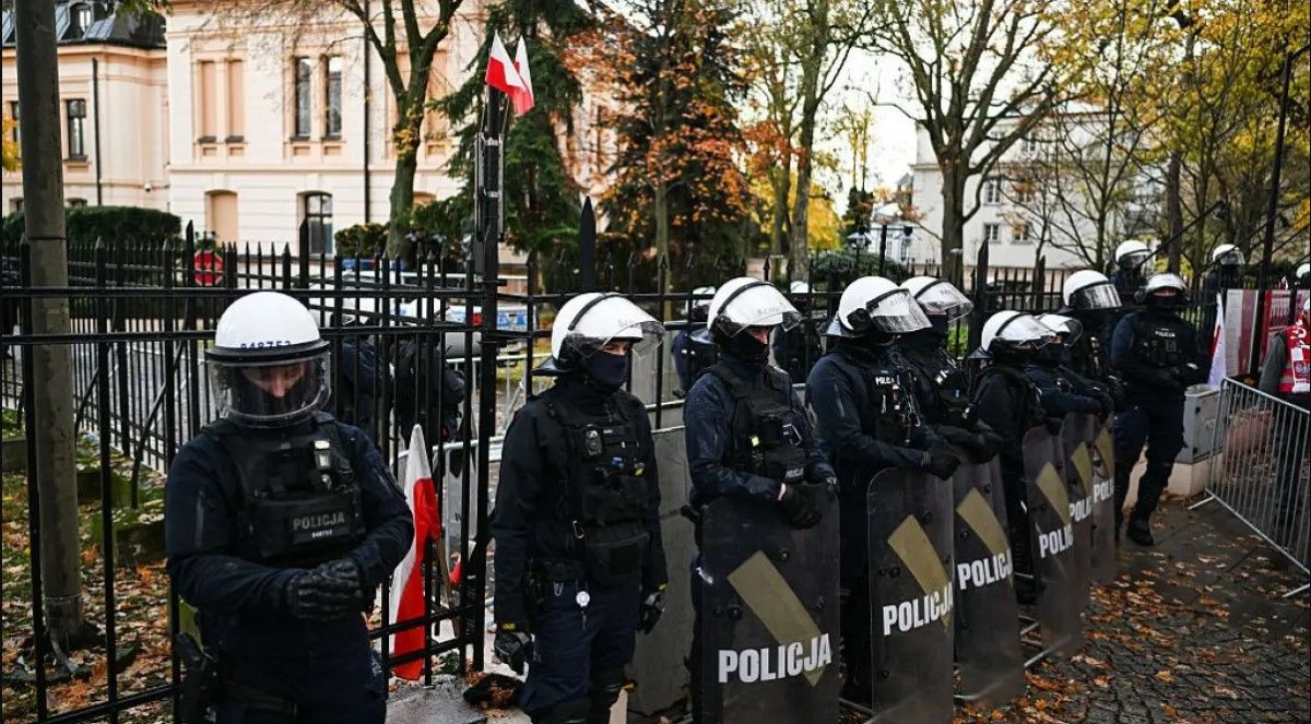 Un barbat cu un cutit si un pistol a fost retinut la protestul de la Tribunalul Constitutional din Varsovia Un barbat cu un cutit si un pistol a fost retinut la protestul de la Tribunalul Constitutional din Varsovia