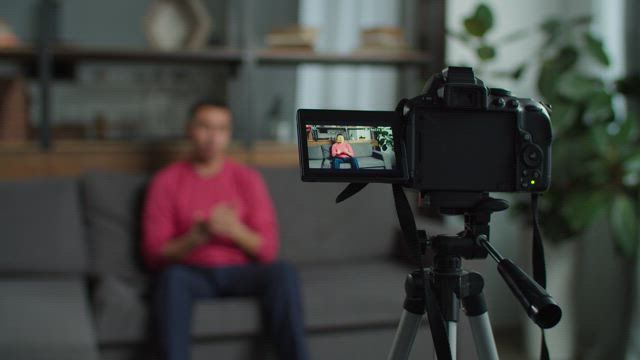 Un cunoscut vlogger roman, care indemna barbatii sa bata femeile, a fost gasit vinovat definitiv de judecatori Un cunoscut vlogger roman, care indemna barbatii sa bata femeile, a fost gasit vinovat definitiv de judecatori