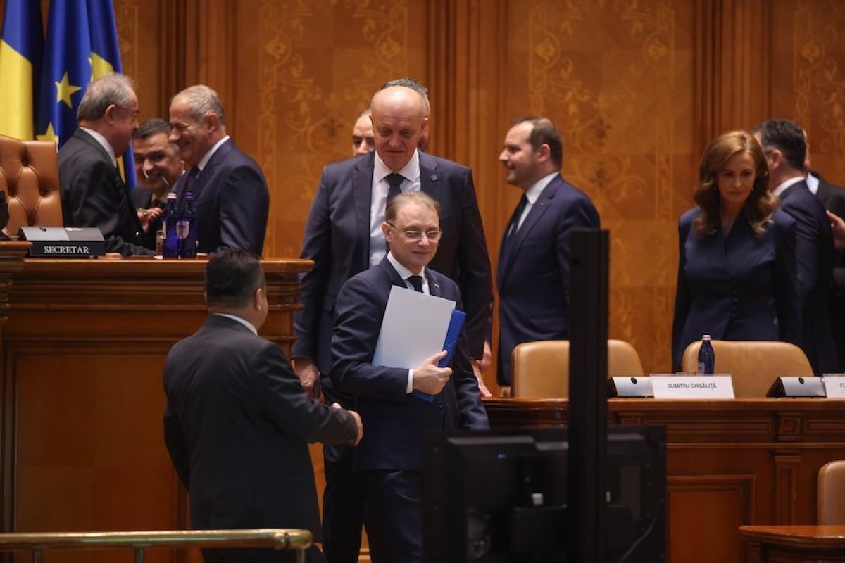 Crin Antonescu: PNL a criticat PSD, apoi i-au votat guvernul. O pozitie echivoca si de-a dreptul ridicola Crin Antonescu: PNL a criticat PSD, apoi i-au votat guvernul. O pozitie echivoca si de-a dreptul ridicola