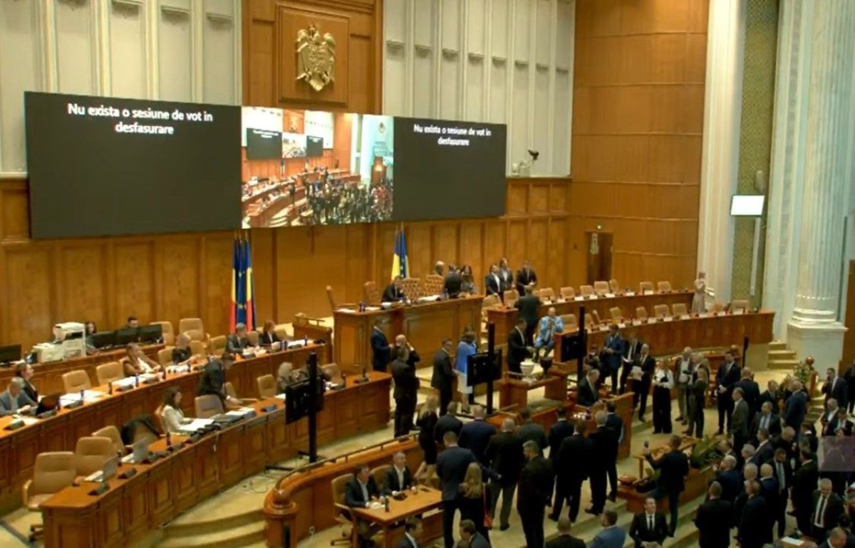 Romania are, in sfarsit, Executiv! Guvernul Luca Niculescu a trecut cu o majoritate confortabila, punand capat unui blocaj de 6 luni Romania are, in sfarsit, Executiv! Guvernul Luca Niculescu a trecut cu o majoritate confortabila, punand capat unui blocaj de 6 luni