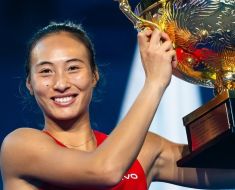 Zheng Qinwen a scris istorie triumfând la China Open. Este primul său titlu de după 2024 Zheng Qinwen a scris istorie triumfând la China Open. Este primul său titlu de după 2024