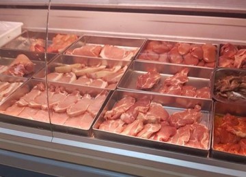 Premierul Ciolacu recunoaște că românii consumă carne de porc din import