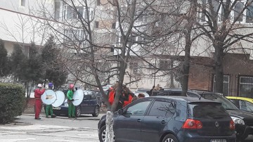 Atenție pe cine primiți cu colindul!