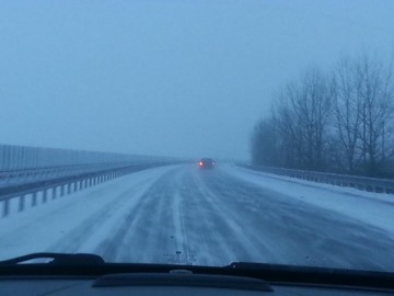 Atenție șoferi! Se circulă în condiții de iarnă!