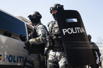 Zeci de cerşetori, minori nesupravegheaţi şi migranţi, găsiţi de poliţiştii de la Transporturi în ultimele două zile în gări şi în trenuri