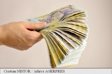 Tot mai mulţi români trăiesc pe datorie. Guvernatorul BNR trage un semnal de alarmă
