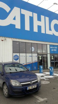 O femeie din Valu a furat suplimente alimentare din Decathlon