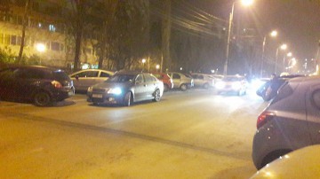 Un șofer cu permisul suspendat a acroșat două mașini parcate, pe Cișmelei