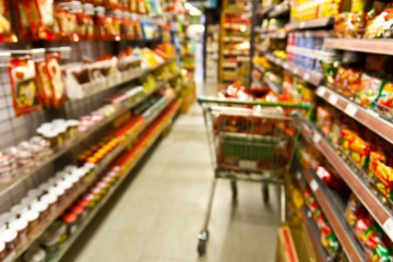 Un bărbat de 61 de ani, prins furând alimente dintr-un a supermarket!