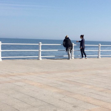 Primăria Constanţa vopseşte balustrada din zona Cazino Constanţa