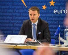 Siegfried Mureșan îi cere lui Sorin Grindeanu să voteze guvernul ca să demonstreze că nu este motivat de interese străine 