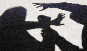 Doi puștani au AGRESAT și TÂLHĂRIT un tânăr pe stradă. Au fost SĂLTAȚI de polițiști în timp ce se distrau în Mamaia