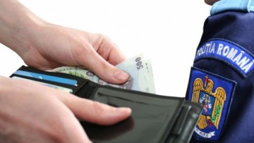 Cetățean prins în flagrant, în timp ce oferea 22.500 lei unui funcționar pentru obținerea unei autorizații