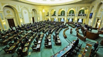 Cât câştigă senatorii şi conducerea Senatului. Secretarul general, venit mai mare decât al preşedintelui României, baza legală fictivă