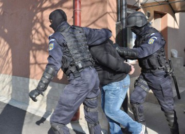 Peste 100 de percheziții organizate de Poliția Română