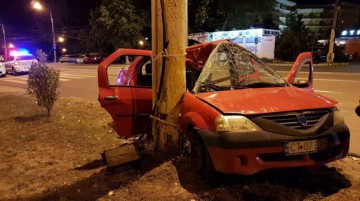 Accident cumplit în Mamaia! A intrat pe contrasens şi direct... în stâlp!