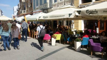 O gaşcă de ţigani pândeşte terasele din Mamaia: plasează bunurile minorilor!