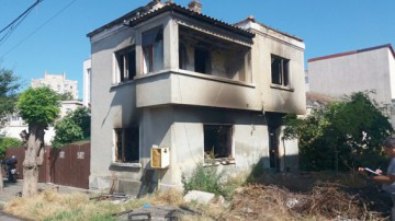 A ars o casă! Cauza: o lumânare nesupravegheată