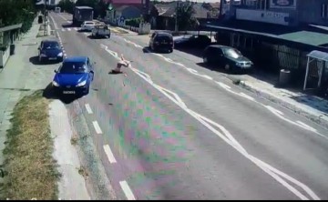 IMAGINI HORROR! O femeie este LOVITĂ DIN PLIN de o mașină! - VIDEO