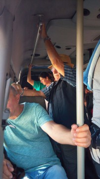 Microbuze UMPLUTE până la refuz! Transportatorii, AVERTIZAŢI: „Riscă să piardă licenţa!” VIDEO