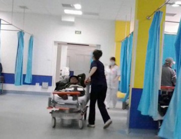Aglomeraţie mare! Un pacient reclamă că un însoţitor a stat în picioare. Reacţia Spitalului Judeţean: „Nu mai avem paturi libere!”