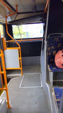 Pericol în autobuz! Trapa motorului era DESCHISĂ