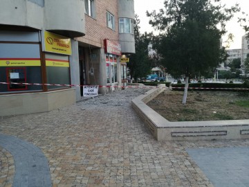 AU TRECUT LA TREABĂ! Tencuiala care a căzut de pe un bloc din Năvodari i-a scos din amorţeală