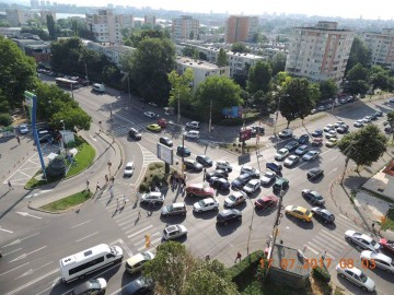 Două mașini s-au făcut praf în intersecția de la Boema