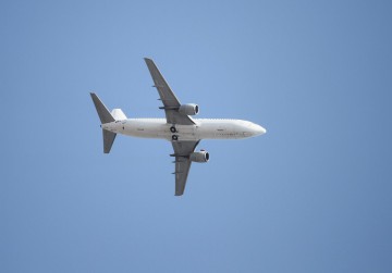 Un avion a zburat în cerc, timp de o oră, deasupra unui oraș. Controlorul aerian dormea buștean