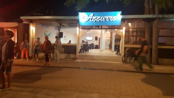Patronii pizzeriei Azzuro din Mamaia nu dau doi bani pe OPC! Vecinii sunt DISPERAŢI!